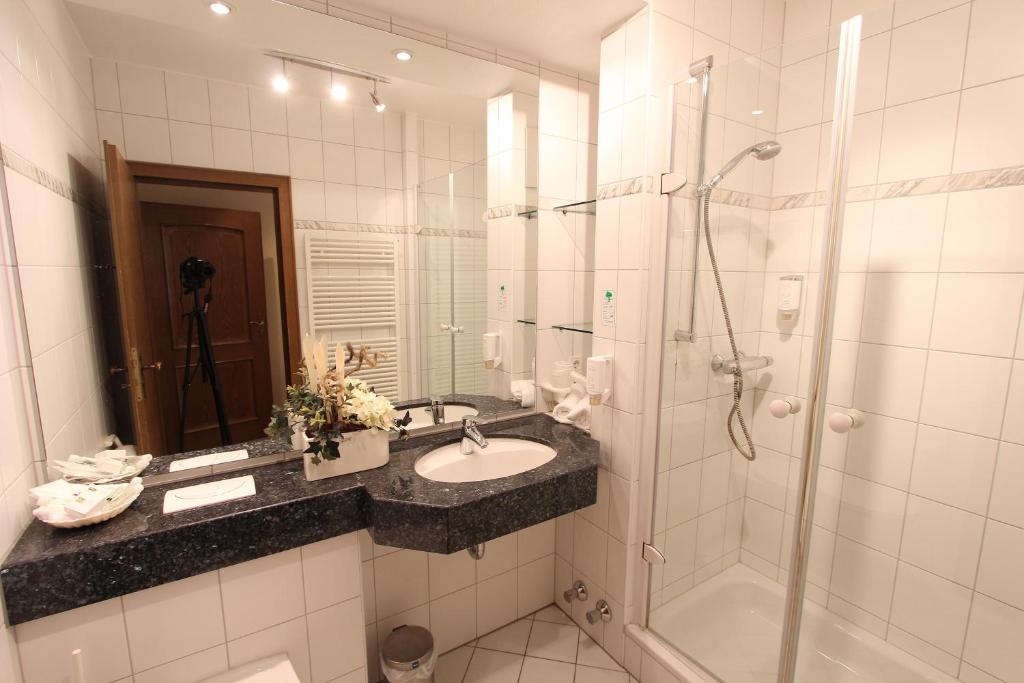 Koupelna v ubytování Akzent Hotel Jonathan