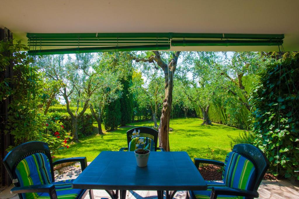 una mesa azul y sillas en un patio en Italianflat - Villetta Bellavista, en Bardolino