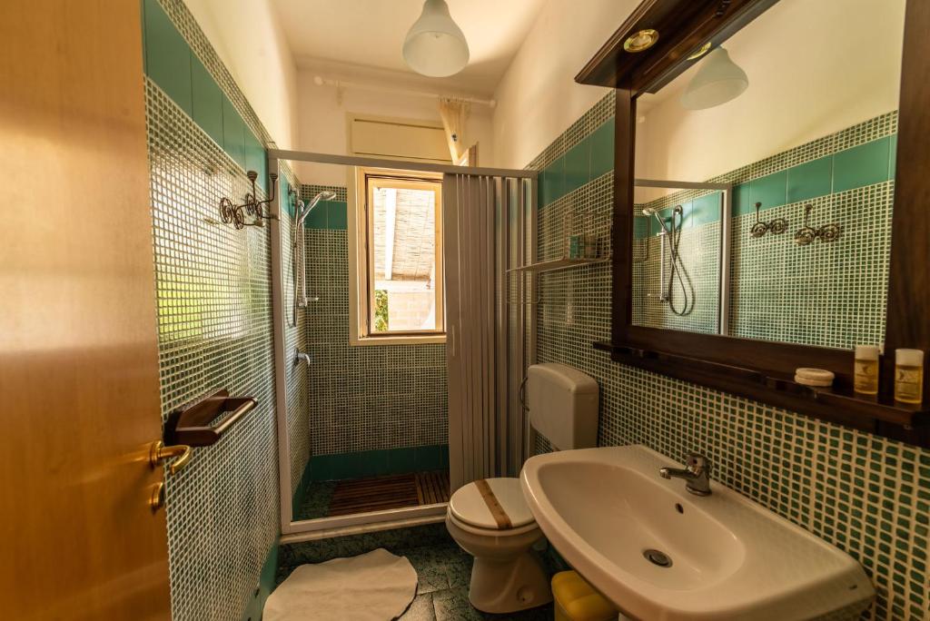 łazienka z umywalką, toaletą i prysznicem w obiekcie Borgo Marino Plemmirio w Syrakuzach