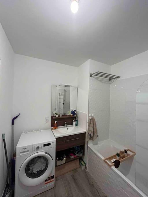 a bathroom with a washing machine and a sink at Chic &amp; moderne appartement - proximité métro in Asnières-sur-Seine