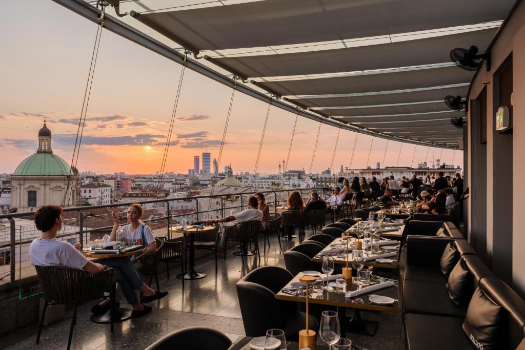 A restaurant or other place to eat at Hotel The Square Milano Duomo - Preferred Hotels & Resorts