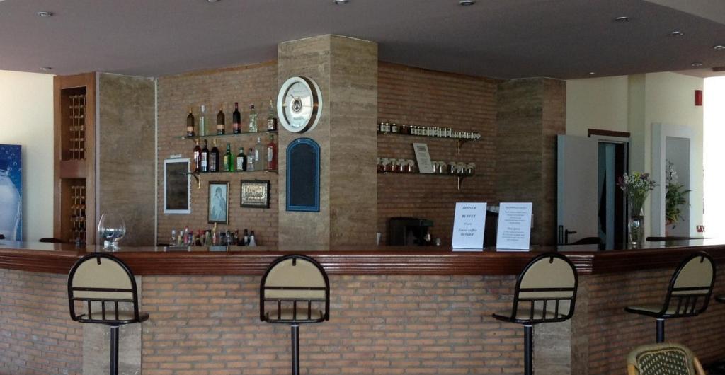 Lounge alebo bar v ubytovaní Pylea Beach Hotel