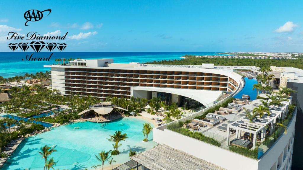 een luchtzicht op het Trump Island hotel casino bij Secrets Moxché Playa del Carmen - Adults Only - All Inclusive in Playa del Carmen