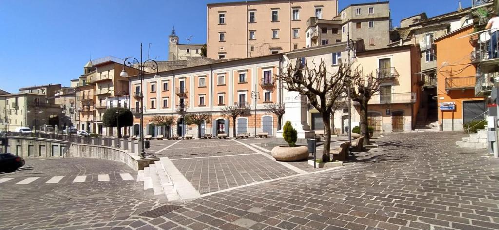 een geplaveide straat in een stad met gebouwen bij Gianturco Bed and Breakfast in Avigliano