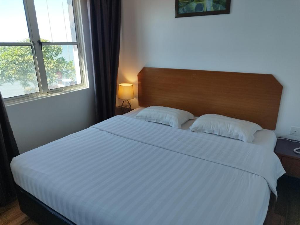 Postel nebo postele na pokoji v ubytování Marine Bay Hotel