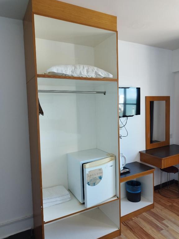 TV a/nebo společenská místnost v ubytování Marine Bay Hotel