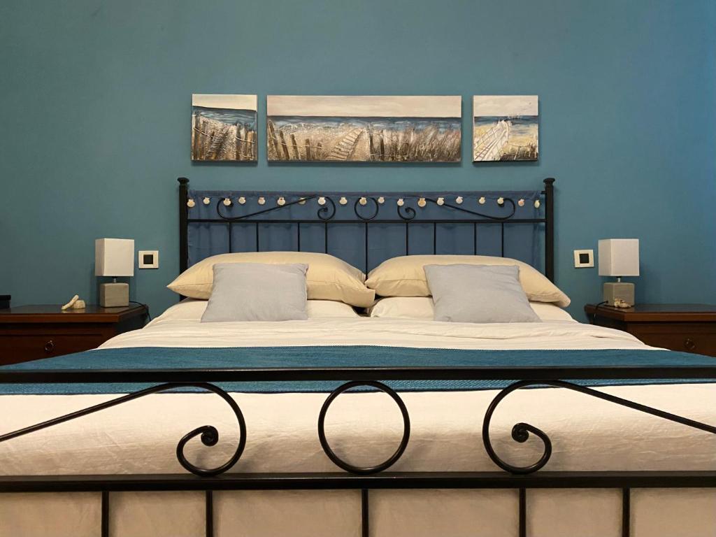 a bedroom with a large bed with blue walls at Quiet and comfort in the heart of Venice in Venice