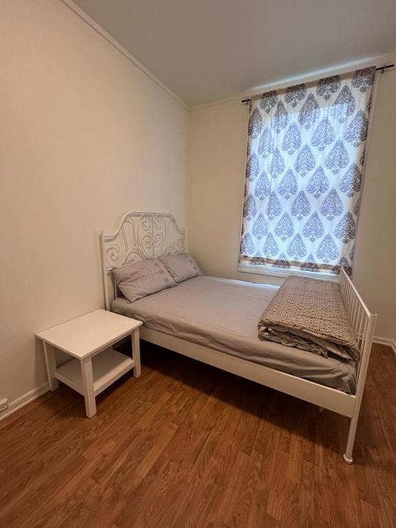 una piccola camera con letto e finestra di Room in central location a Oslo
