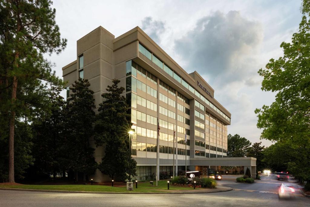 a revestimiento de un edificio en DoubleTree Birmingham Perimeter Park, en Birmingham