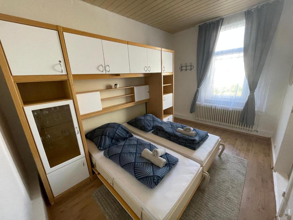 ein Schlafzimmer mit einem Etagenbett mit zwei Teddybären darauf in der Unterkunft FeWo SüMeer 7 in Wilhelmshaven