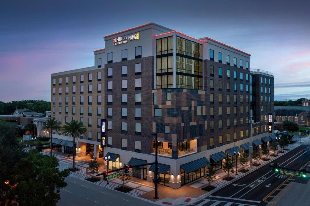 オーランドにあるHilton Garden Inn Orlando Downtownの夜の街路大きな建物