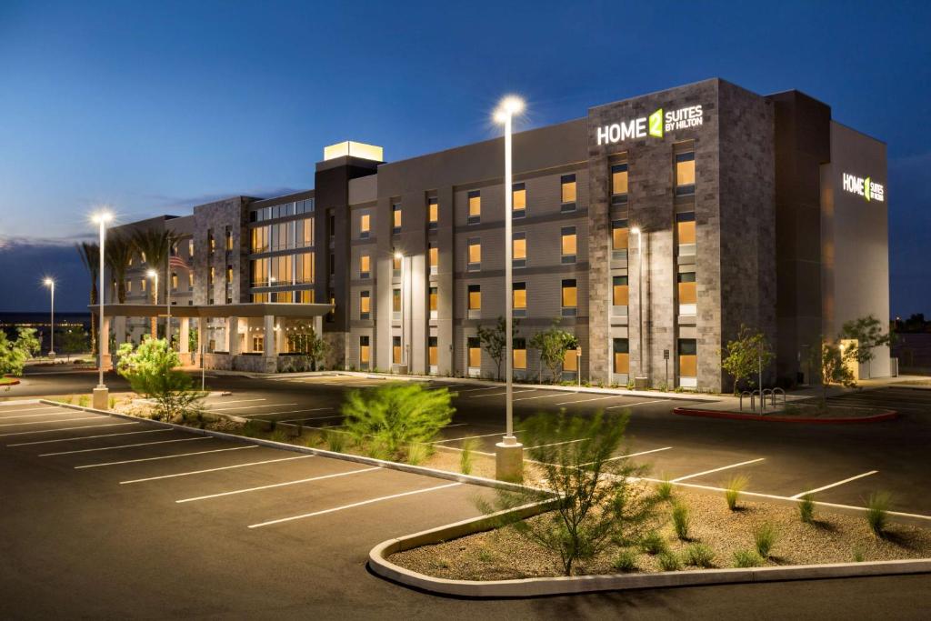 um hotel com um parque de estacionamento em frente em Home2 Suites by Hilton Phoenix Chandler em Chandler