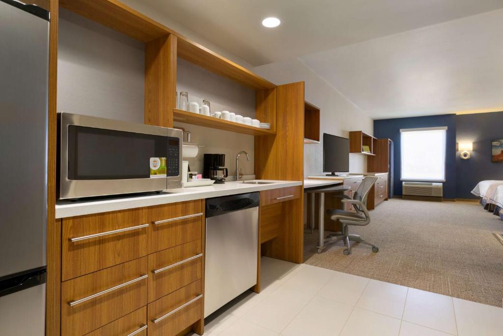 Kuchyň nebo kuchyňský kout v ubytování Home2 Suites by Hilton Phoenix Chandler