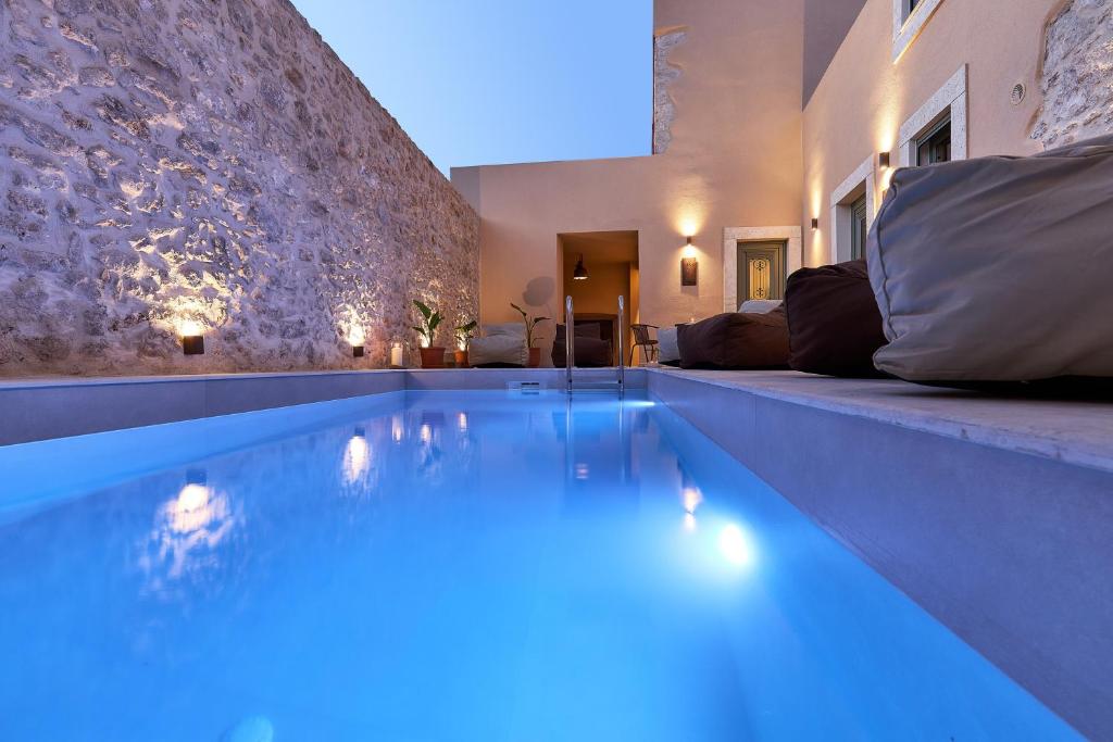 Bazén v ubytování Vin Dimora Suites nebo v jeho okolí