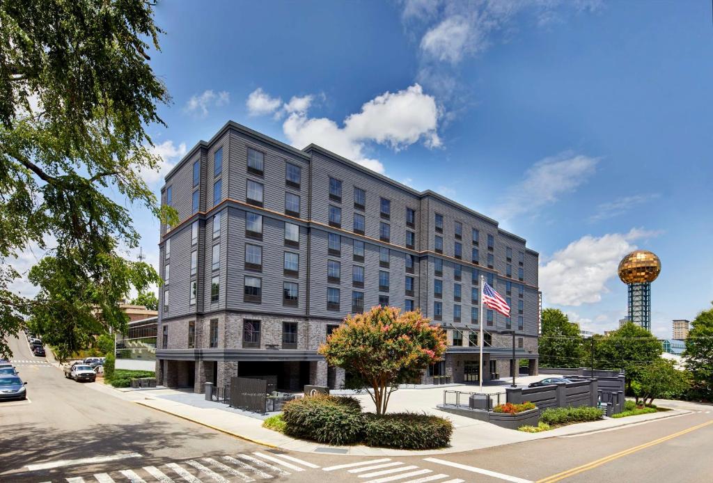 un grande edificio grigio su una strada cittadina di Cumberland House Knoxville, Tapestry Collection by Hilton a Knoxville