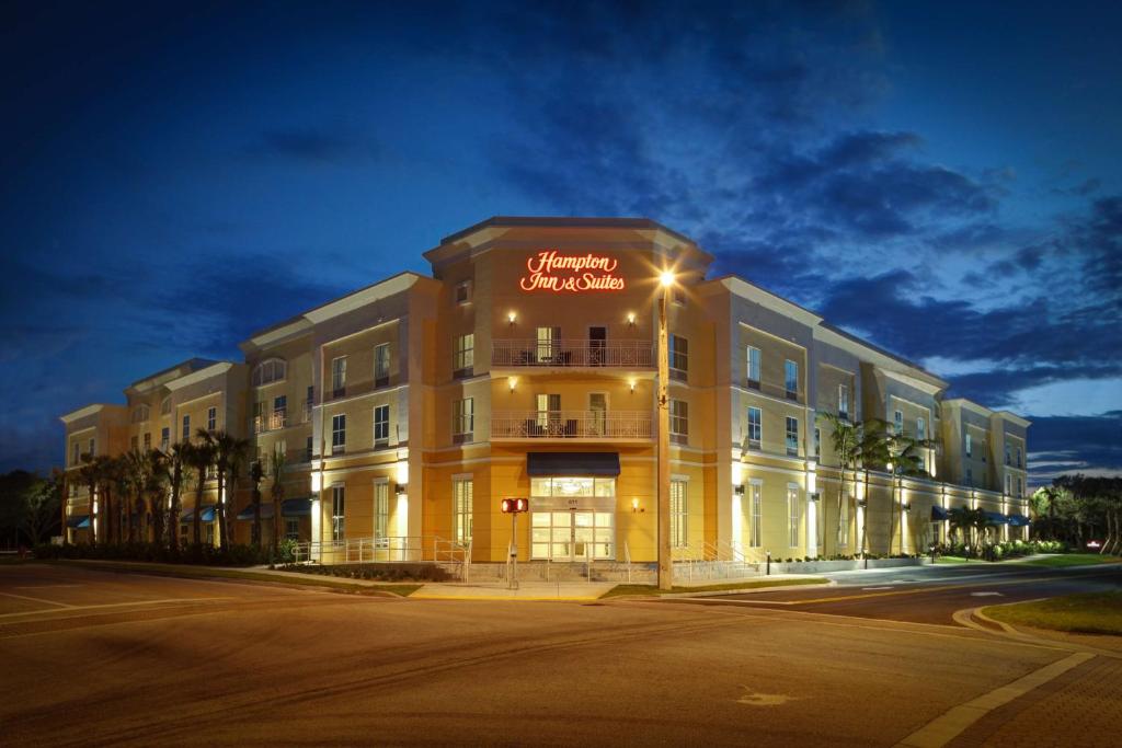 un gran edificio con un cartel en la parte delantera en Hampton Inn and Suites by Hilton Vero Beach-Downtown, en Vero Beach