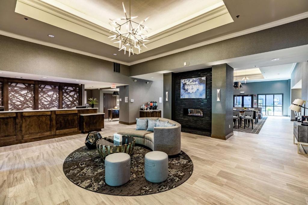 uma grande sala de estar com um sofá e uma televisão em Homewood Suites by Hilton Atlanta Lenox Mall Buckhead em Atlanta