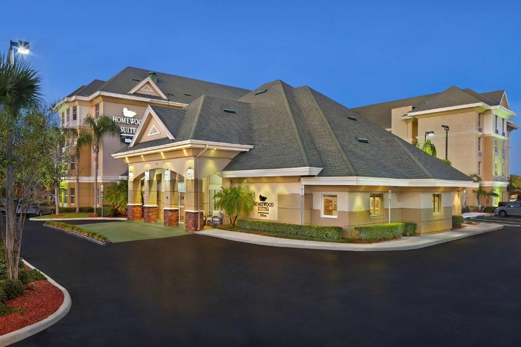 una casa grande con techo en una calle en Homewood Suites by Hilton Daytona Beach Speedway-Airport en Daytona Beach