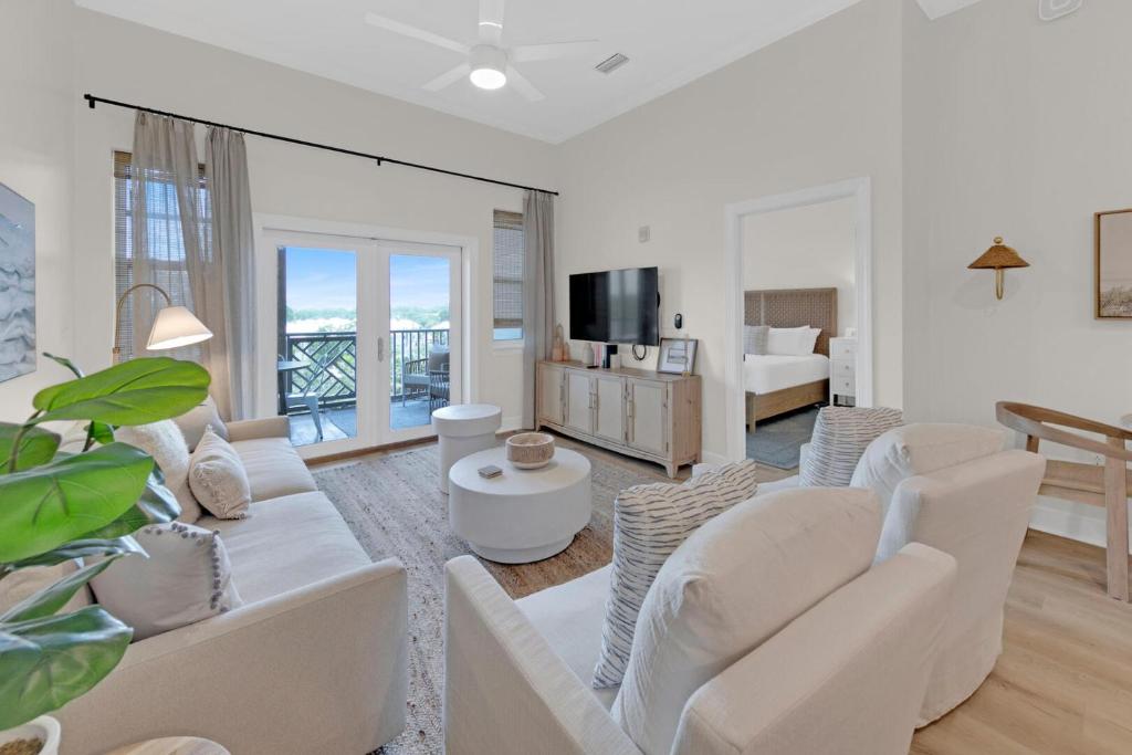 TV a/nebo společenská místnost v ubytování Emerald By Alma - Updated 3BD 2BA condo Seagrove Highlands