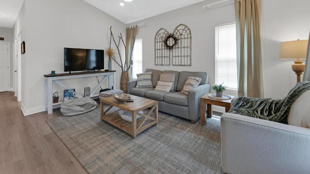 Μια τηλεόραση ή/και κέντρο ψυχαγωγίας στο KK's Beach House - Newly remodeled, close to Seaside, easy walk to beach