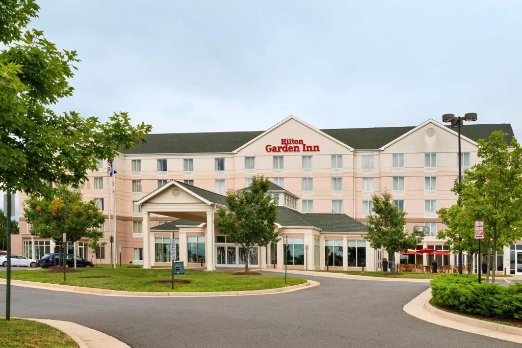 una representación de la parte delantera de un hotel en Hilton Garden Inn Dulles North, en Ashburn