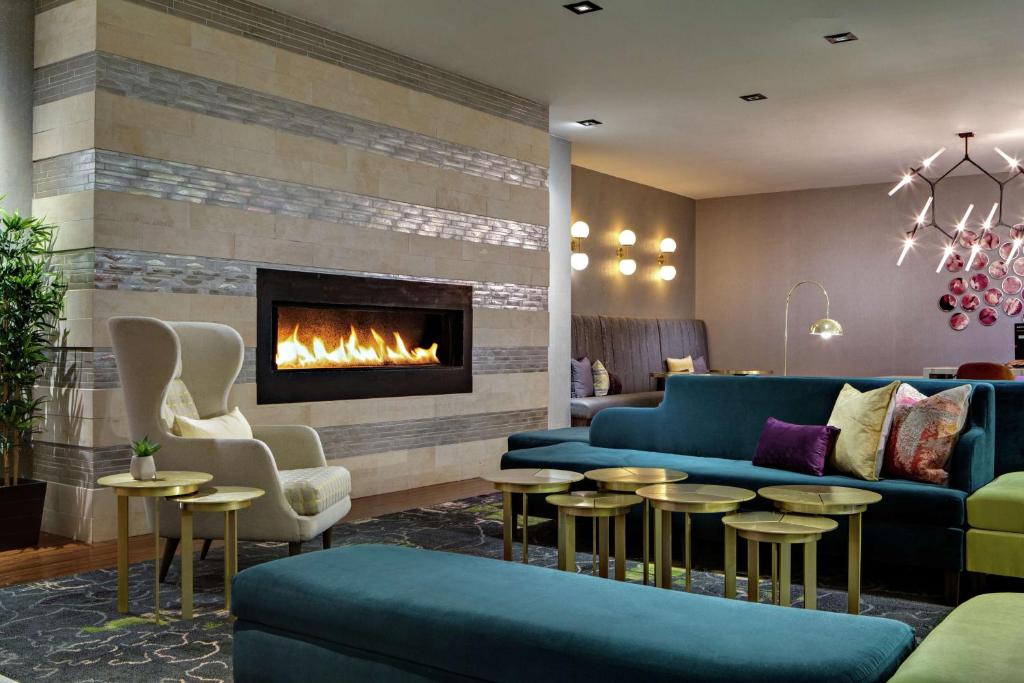 Posezení v ubytování DoubleTree by Hilton Fairfield Hotel & Suites