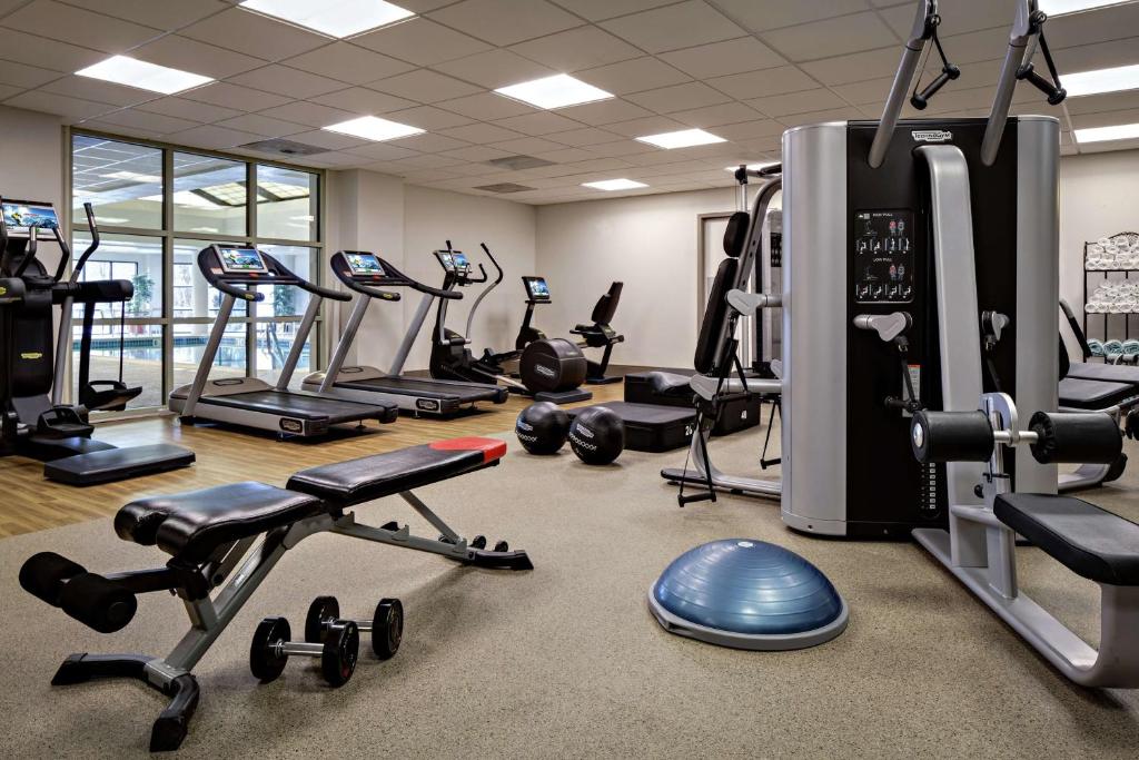 Fitness centrum a/nebo fitness zařízení v ubytování DoubleTree by Hilton Fairfield Hotel & Suites