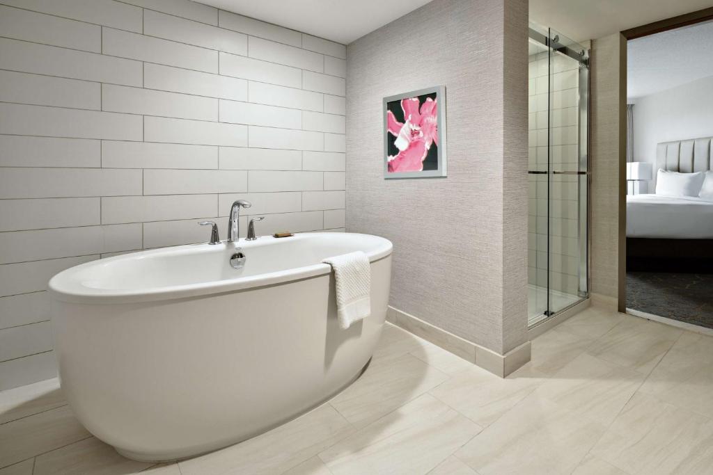 Koupelna v ubytování DoubleTree by Hilton Fairfield Hotel & Suites