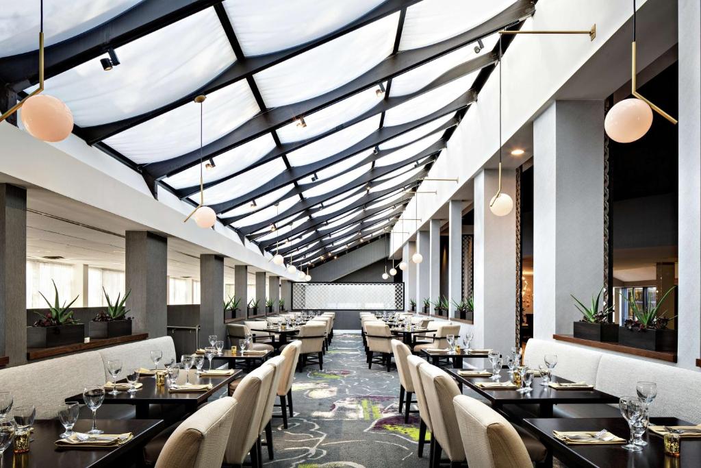 Restaurace v ubytování DoubleTree by Hilton Fairfield Hotel & Suites