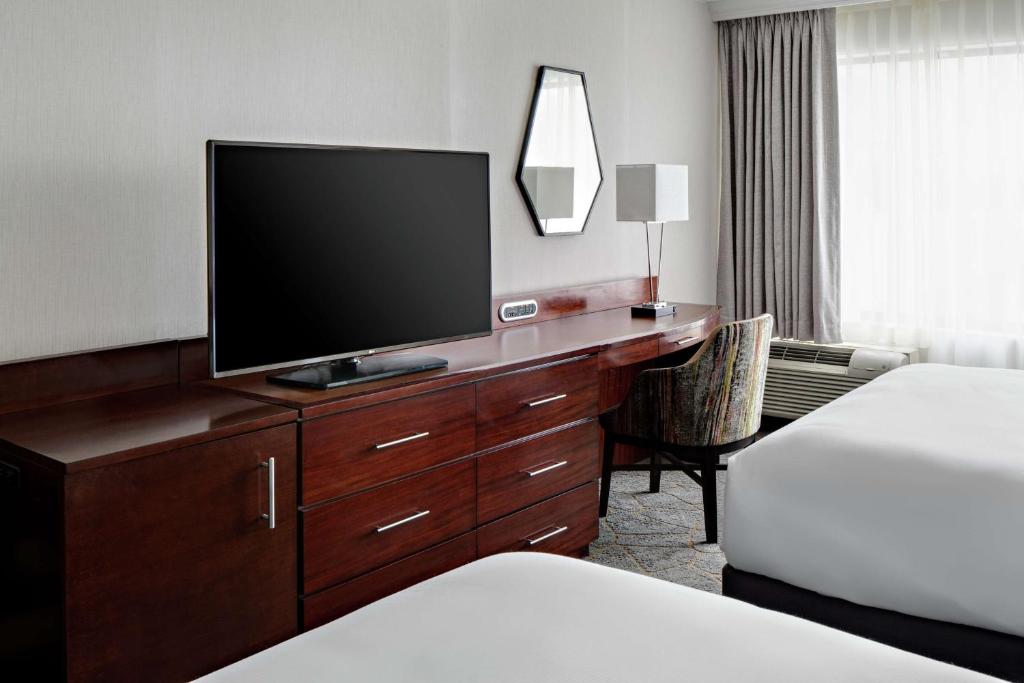 TV a/nebo společenská místnost v ubytování DoubleTree by Hilton Fairfield Hotel & Suites