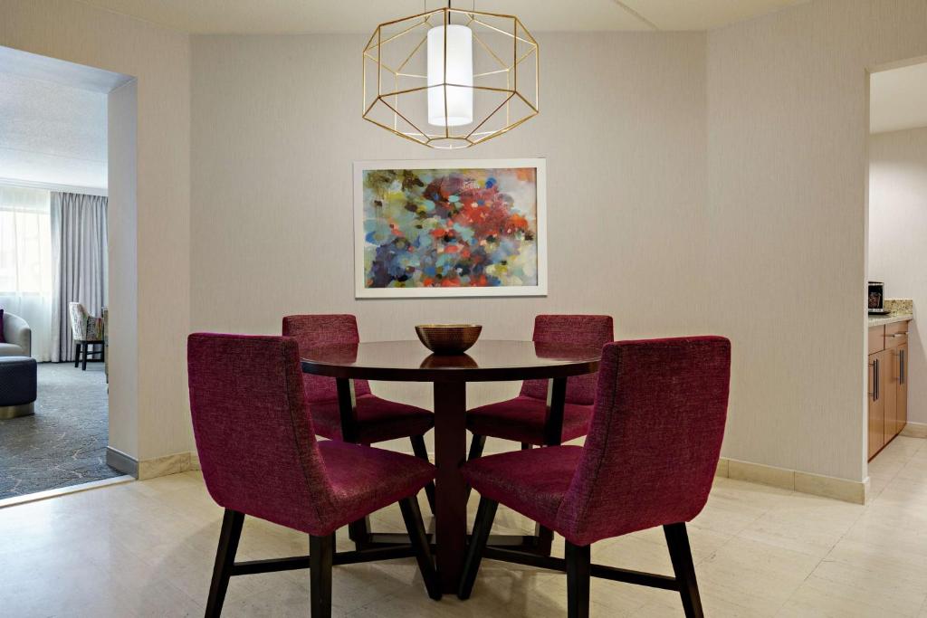 Posezení v ubytování DoubleTree by Hilton Fairfield Hotel & Suites