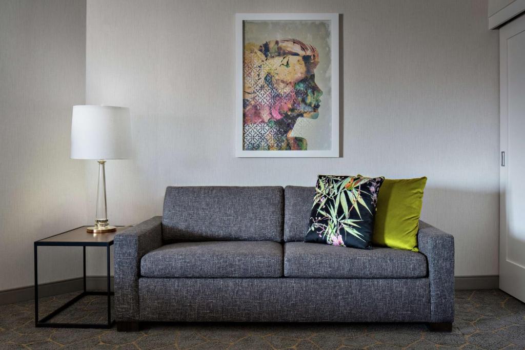 Posezení v ubytování DoubleTree by Hilton Fairfield Hotel & Suites
