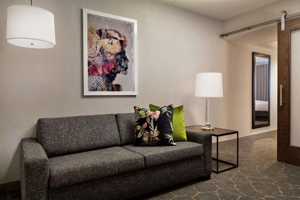 Posezení v ubytování DoubleTree by Hilton Fairfield Hotel & Suites