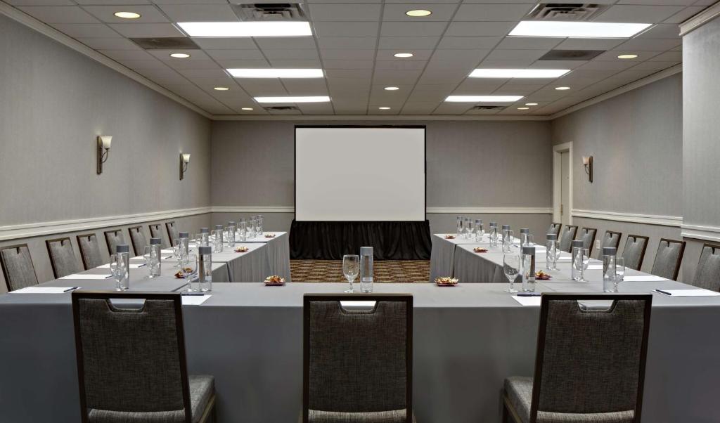 Konferenční prostory v ubytování DoubleTree by Hilton Fairfield Hotel & Suites