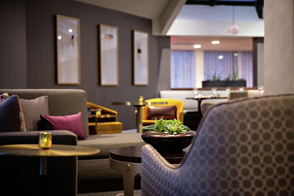 Posezení v ubytování DoubleTree by Hilton Fairfield Hotel & Suites