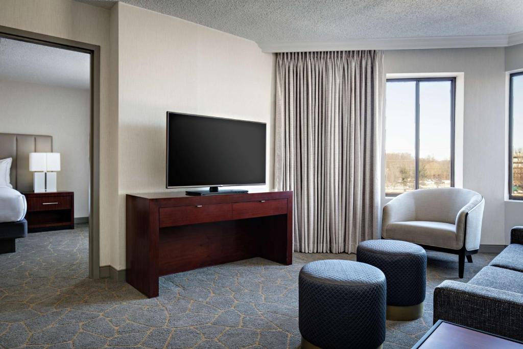 TV a/nebo společenská místnost v ubytování DoubleTree by Hilton Fairfield Hotel & Suites