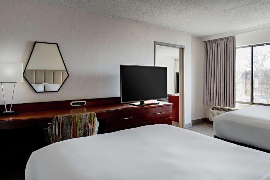 Postel nebo postele na pokoji v ubytování DoubleTree by Hilton Fairfield Hotel & Suites