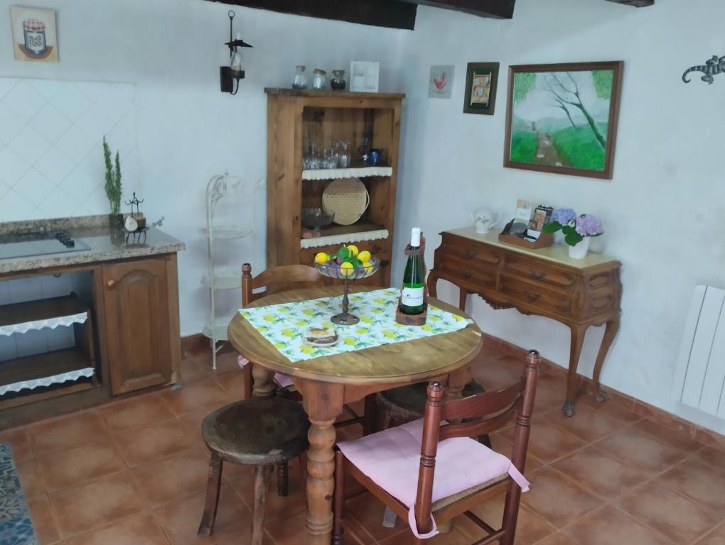 een eetkamer met een tafel en een bureau bij Casa Rural Amapola in San Andrés