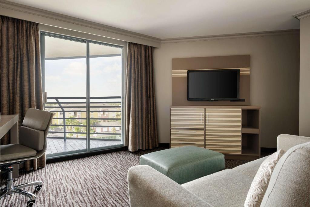 TV a/nebo společenská místnost v ubytování Hilton Melbourne, FL