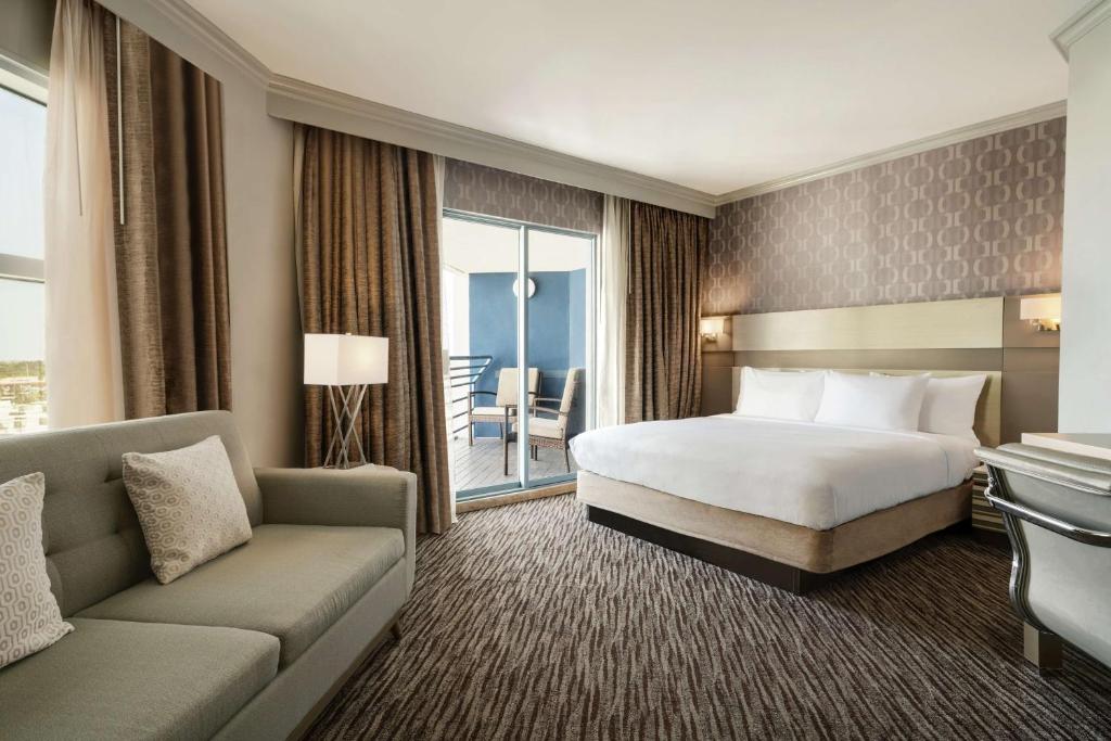 Postel nebo postele na pokoji v ubytování Hilton Melbourne, FL