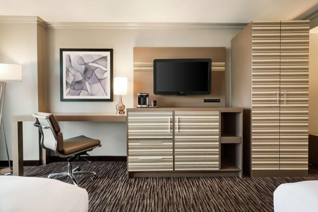 TV a/nebo společenská místnost v ubytování Hilton Melbourne, FL