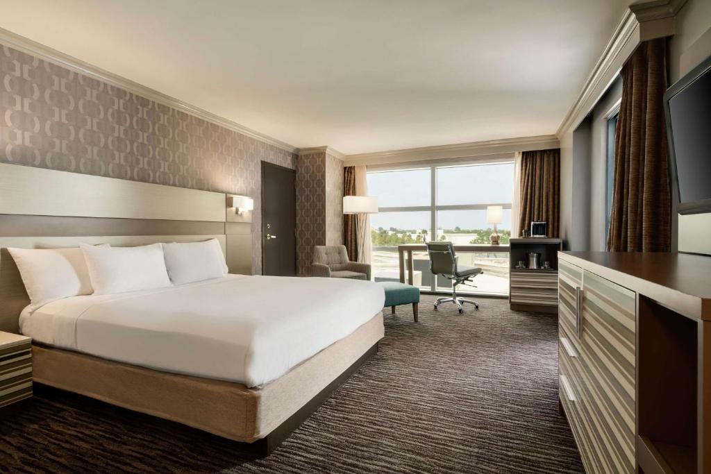 Postel nebo postele na pokoji v ubytování Hilton Melbourne, FL