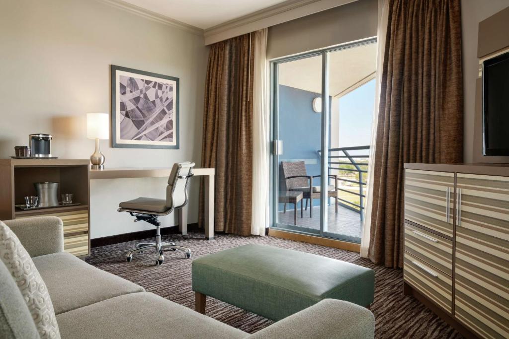 TV a/nebo společenská místnost v ubytování Hilton Melbourne, FL
