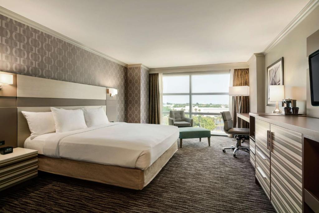 Postel nebo postele na pokoji v ubytování Hilton Melbourne, FL