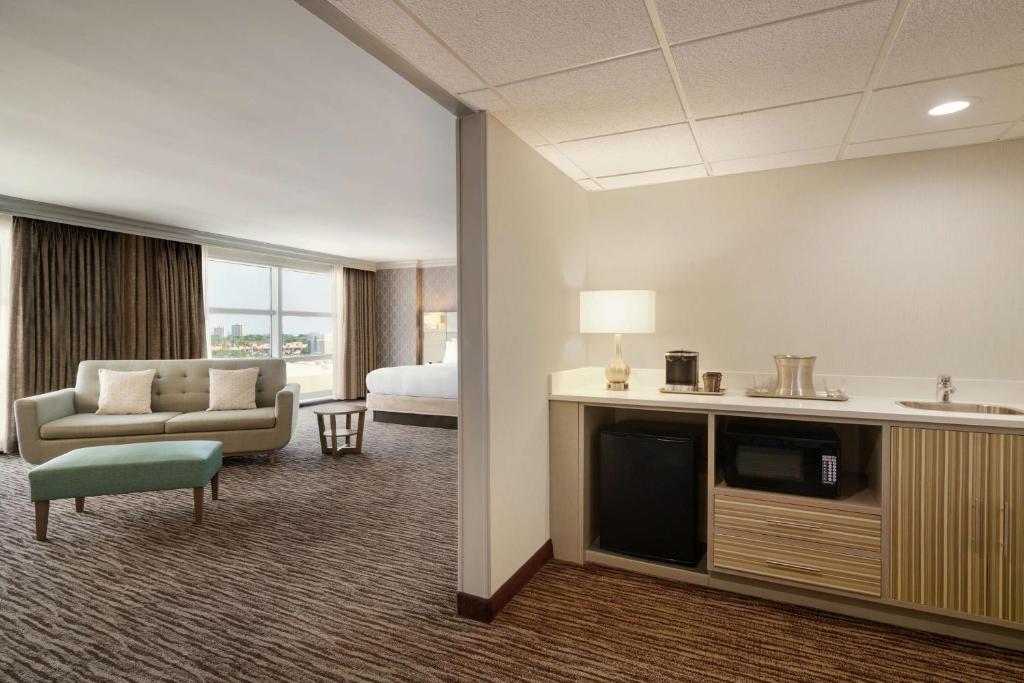 Kuchyň nebo kuchyňský kout v ubytování Hilton Melbourne, FL