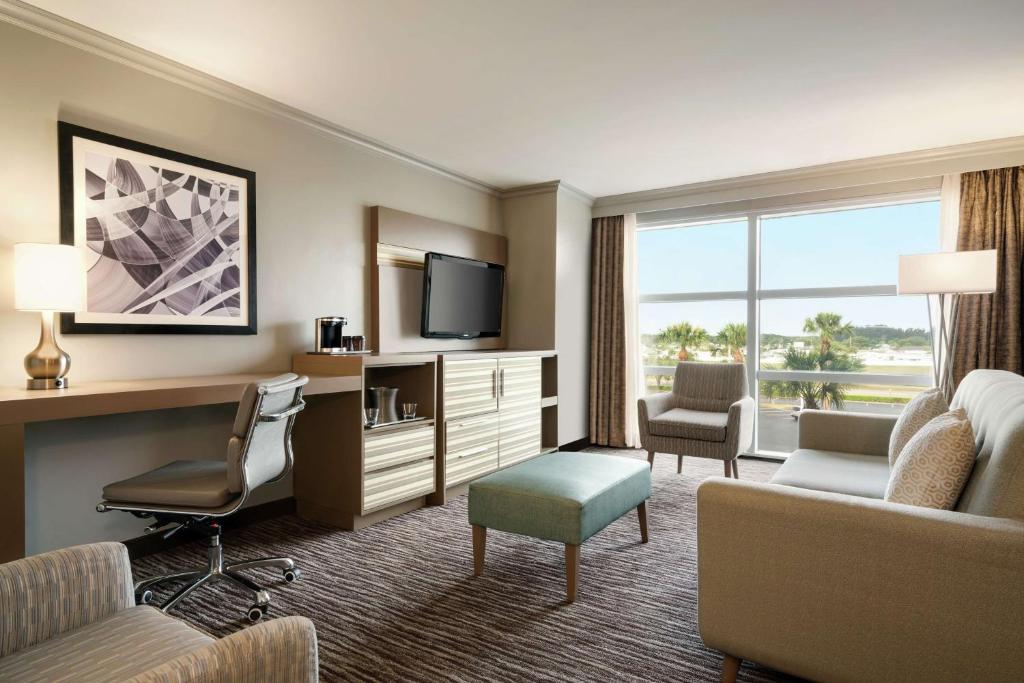 TV a/nebo společenská místnost v ubytování Hilton Melbourne, FL