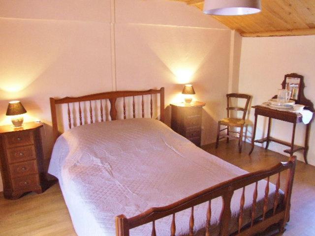 Postel nebo postele na pokoji v ubytování chambre d'hôtes la cardabéla