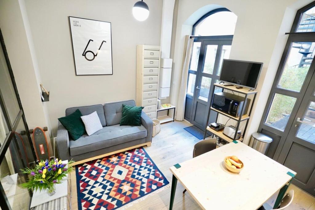- un salon avec un canapé et une table dans l'établissement Le Chana - Atypique 3 pers -Terrasse-St Paul, à Lyon