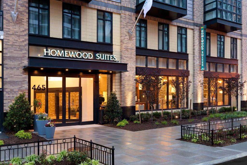 ワシントンにあるHomewood Suites by Hilton Washington DC Convention Centerのハチミツスイートを読む看板のある建物