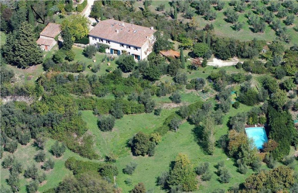 フィエーゾレにあるFattoria il Leccio Fienile on Florence Hillsのスイミングプール付きの家屋の空中ビュー
